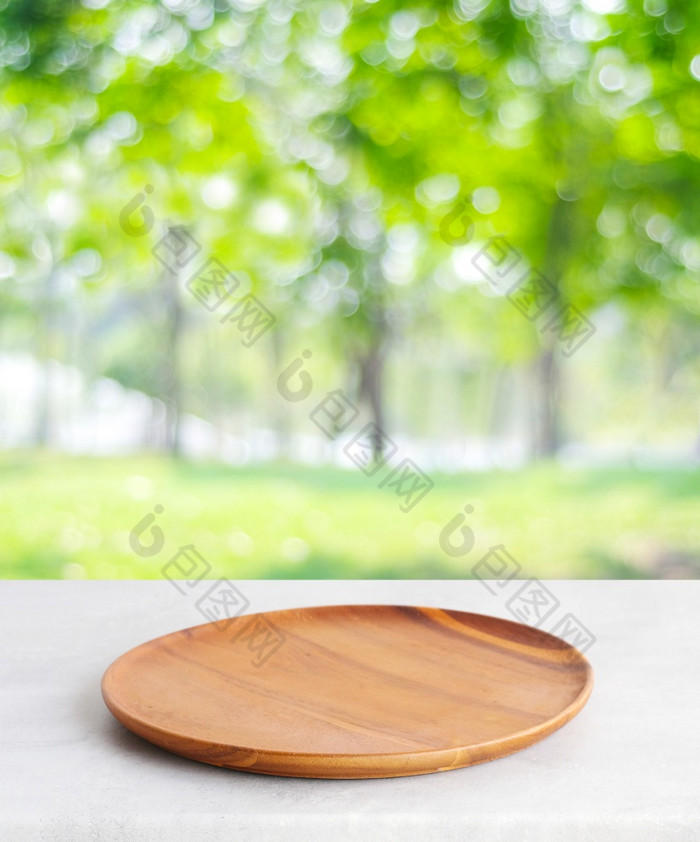 空木板白色表格在模糊绿色树自然与散景背景空白木菜为食物显示蒙太奇横幅模板神气活现的海报壁纸