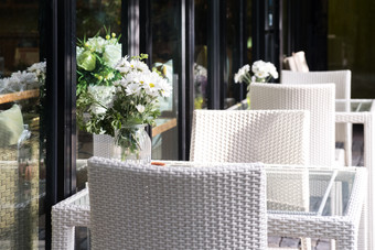 舒适的温暖的白色表格和椅子户外餐厅