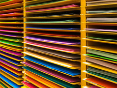 色彩斑斓的纸架子上静止的和艺术