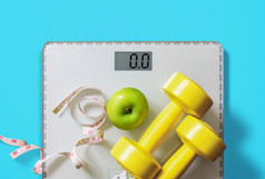 水果哑铃和规模脂肪燃烧和重量损失概念饮食