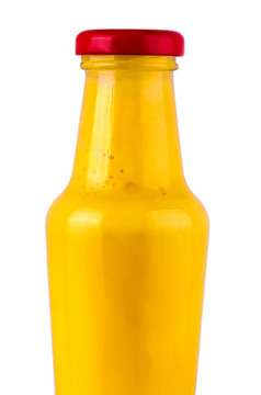 玻璃瓶与橙色酱汁和黄色的成员孤立的白色背景