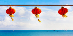 红色的中国人纸灯笼对蓝色的天空和海