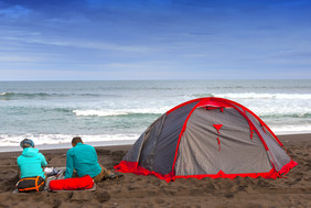 一对游客与帐篷附近的海洋