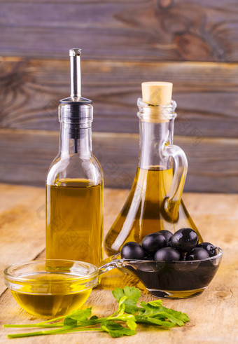 橄榄石油杯维珍橄榄石油橄榄和健康的橄榄石油杯与欧芹老木表格