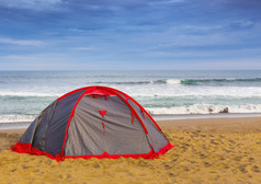 帐篷的沙子附近的海