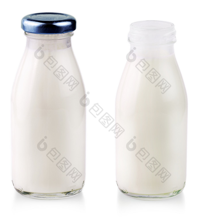 的玻璃瓶与牛奶与影子孤立的白色背景
