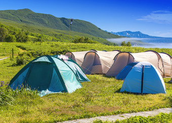 野营帐篷营地国家公园<strong>游客</strong>露营的<strong>森林</strong>的海岸的湖的山坡上