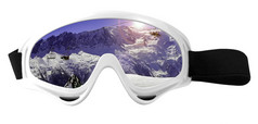 的滑雪护目镜与反射山孤立的白色