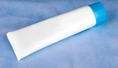 白色化妆品管水滴蓝色的背景