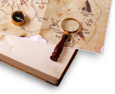 指南针放大镜和地图的老书