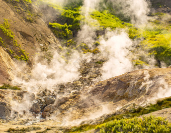 小喷泉维柳钦斯基火山小谷间歇泉的堪察加半岛半岛