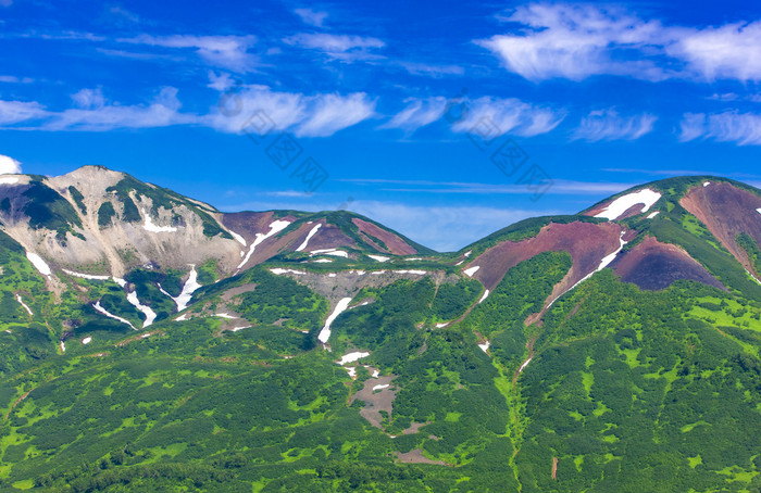 绿色雪山蓝色的天空背景