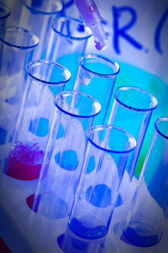 测试管和烧瓶与彩色的<strong>液体</strong>实验室