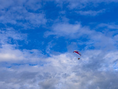 滑翔伞与引擎与蓝色的天空背景