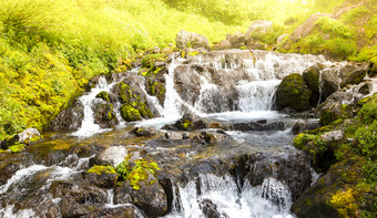 河流<strong>流动</strong>在岩石形成的山的河流<strong>流动</strong>在岩石形成的山