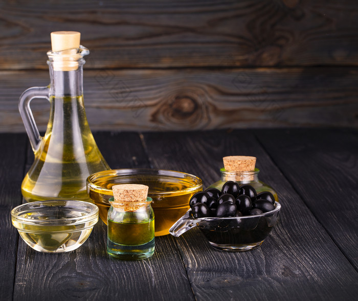 小碗和瓶与橄榄石油的小碗和瓶与橄榄
