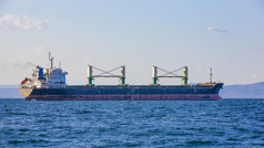 的散装货物船港岸边符拉迪沃斯托克散装货物船港岸边符拉迪沃斯托克