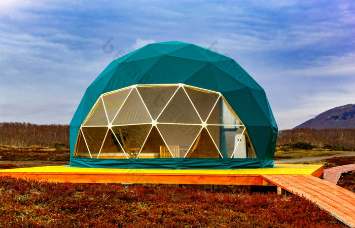 舒适的野营豪华露营假期假期生活方式概念绿色地穹帐篷舒适的野营豪华露营假期假期生活方式概念