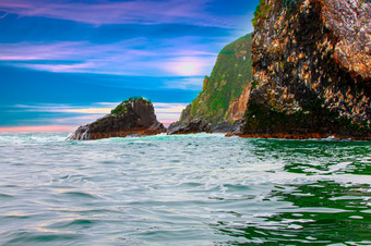 的岩石岛屿的太平洋海洋从的海岸堪察加半岛沙漠岛屿蓝色的绿松石海洋水火山岩石形成