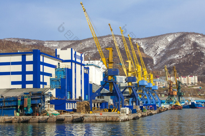 海军码头与起重机的背景山和蓝色的天空海军码头与起重机的背景山