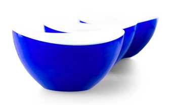 的三个蓝色的盘子孤立的白色背景三个蓝色的盘子孤立的白色背景