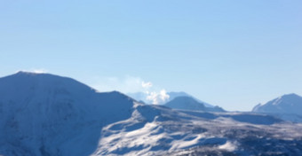 的模糊视图穆特诺夫斯基火山景观堪察加半岛半岛视图穆特诺夫斯基火山的背景模糊视图穆特诺夫斯基火山景观堪察加半岛半岛视图穆特诺夫斯基火山的背景