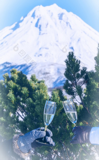 的两个眼镜香槟对的背景雪松<strong>分支机构</strong>冬天的堪察加半岛半岛两个眼镜香槟对的背景雪松<strong>分支机构</strong>冬天的堪察加半岛半岛