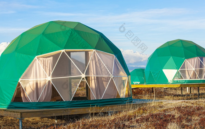 的绿色豪华露营的太平洋海洋附近的火山堪察加半岛半岛绿色豪华露营的太平洋海洋附近的火山堪察加半岛半岛