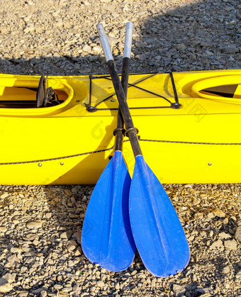 蓝色的黄色的双桨皮艇的海海岸堪察加半岛蓝色的黄色的双桨皮艇