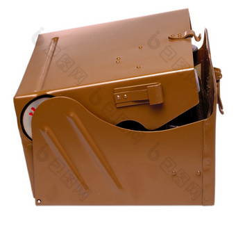 棕色（的）金属军事盒子减少出白色背景棕色（的）金属军事盒子的白色