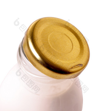 打开牛奶玻璃瓶与金属成员的白色背景打开牛奶玻璃瓶与金属成员