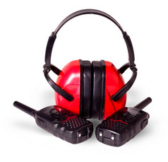 两个黑色的步话机天线红色的耳罩减少出白色背景两个黑色的步话机天线红色的耳罩
