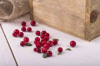 小红莓木盒子和粗麻布白色表格小红莓木盒子