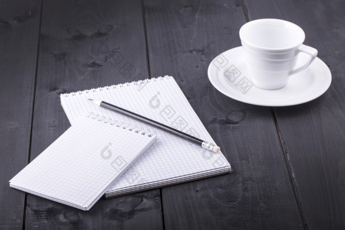 记事本铅笔和杯咖啡的老黑暗木表格记事本铅笔和杯咖啡