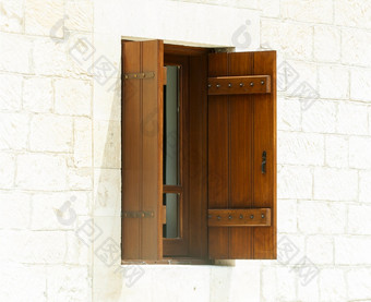 开放木窗口对白色石头墙开放木窗口对白色墙
