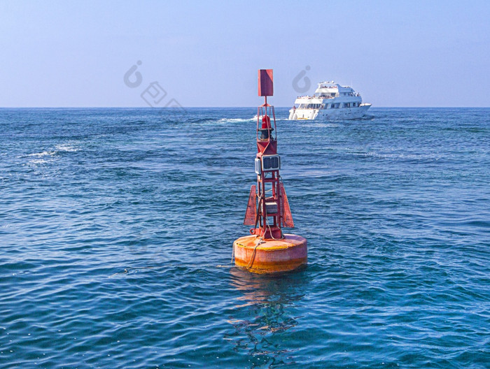 红色的导航浮标的地中海海红色的导航浮标的海