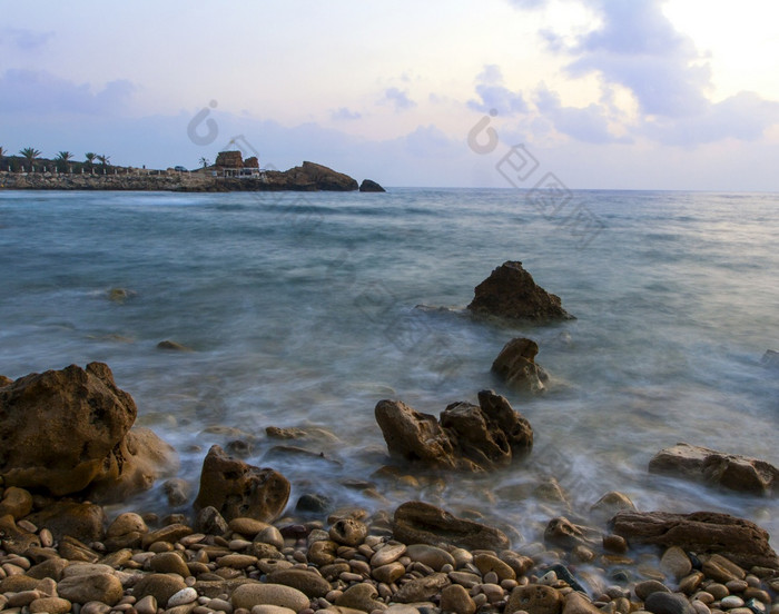 浪漫的早....海大巨石坚持出从光滑的波浪海浪漫的早....海