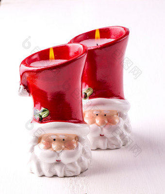 两个蜡烛的形状圣诞老人老人两个蜡烛的形状圣诞老人老人白色木Backgound