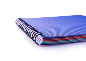蓝色的日记螺旋笔记本白色背景蓝色的日记螺旋笔记本白色