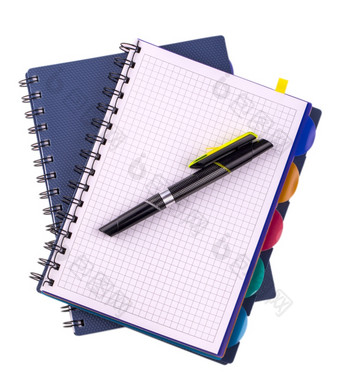 两个蓝色的日记螺旋笔记本和黑色的笔白色背景两个蓝色的日记螺旋笔记本和黑色的笔