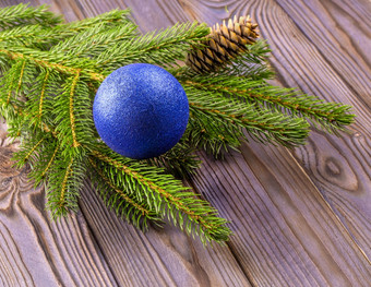 分支机构圣诞节树装饰与蓝色的球与丝绸木表格分支机构圣诞节树装饰与蓝色的球
