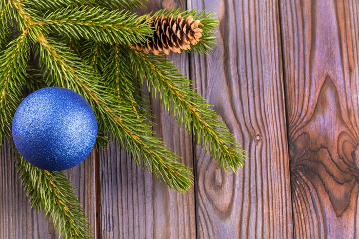 分支机构圣诞节树装饰与蓝色的球与丝绸木表格分支机构圣诞节树装饰与蓝色的球
