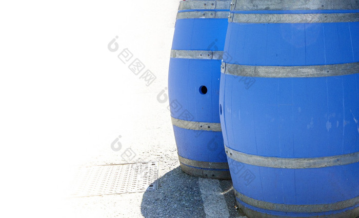 蓝色的酒桶与复制空间背景蓝色的酒桶与复制空间