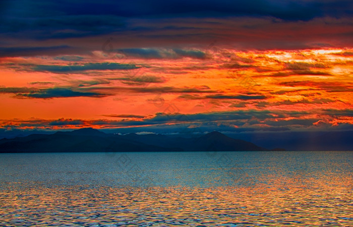 美丽的日出在阿瓦查湾太平洋海洋的美丽的日出在阿瓦查湾太平洋海洋