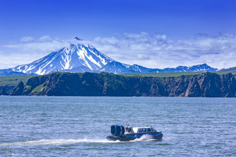 气垫船pasific海洋堪察加半岛半岛的背景火山的气垫船pasific海洋堪察加半岛半岛的背景火山