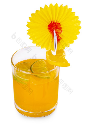 橙色汁玻璃与片石灰和橙色孤立的白色背景的橙色汁玻璃与片石灰和橙色孤立的白色背景