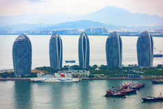 中国海南岛三亚11月空中视图三亚城市和大东海湾从luhuitou公园海南省中国的空中视图三亚城市和大东海湾