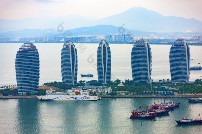 中国海南岛三亚11月空中视图三亚城市和大东海湾从luhuitou公园海南省中国的空中视图三亚城市和大东海湾