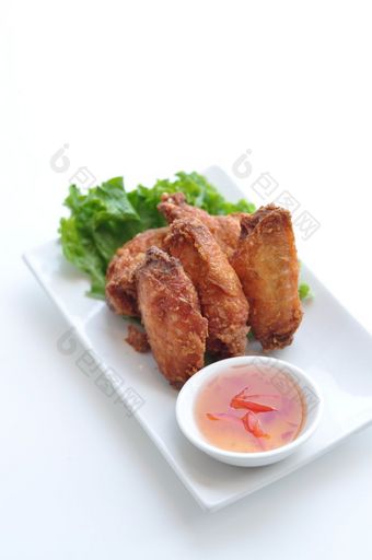 泰国风格<strong>鸡</strong>翅膀<strong>脆皮鸡</strong>翅膀腌制<strong>鸡</strong>翅膀与泰国草服务与热甜蜜的酸酱汁