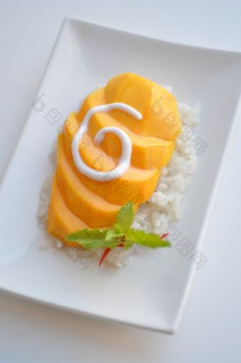 芒果黏糊糊的大米传统的泰国甜点使与糯米大米新鲜的芒果和椰子牛奶